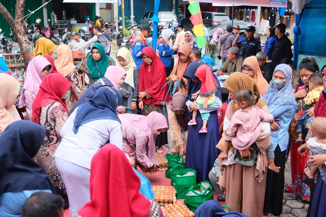 Warga rela antre untuk mendapatkan bahan Sembako pada pasar murah yang digelar pemerintah di Siak mendekati masa Pilkada, 2024. (foto koleksi penulis)