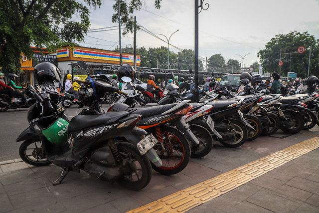 Suasana parkiran motor di trotoar jalan di kawasan Stasiun Bekasi, Jawa Barat, Kamis (8/1/2026). Foto: Iqbal Firdaus/kumparan