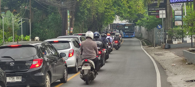 Sejumlah pengendara terjebak macet di kawasan sawangan, depok kamis (8/1). Foto: Dok. kumparan