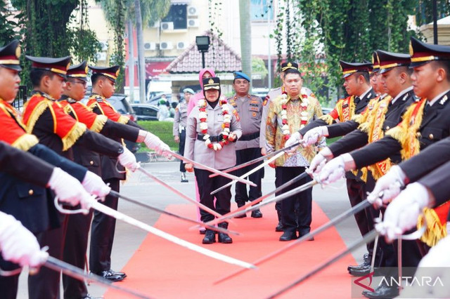 Istri Direktur Penyidikan KPK Brigjen Pol. Asep Guntur Rahayu, yakni Komisaris Besar Pol. Sumarni, resmi menjabat Kapolres Metro Bekasi dalam serah terima jabatan yang dikemas melalui tradisi upacara kepolisian di Mapolres setempat. Foto: Pradita Kurniawan Syah/ANTARA