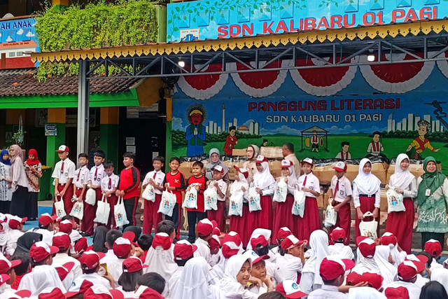 BGN memberikan bingkisan kepada para siswa SDN Kalibaru 01, Jakarta Utara, Kamis (8/1/2026). Foto: Ryan Iqbal/kumparan