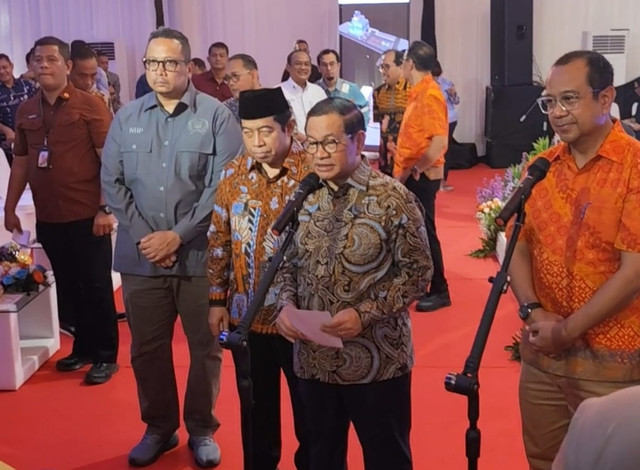 Gubernur Jakarta Pramono Anung memberikan keterangan pers usai melakukan groundbreaking pembangunan gedung sentra layanan PAM Jaya di Pejompongan, Jakarta pada Kamis (8/1/2026). Foto: Luthfi Humam/kumparan