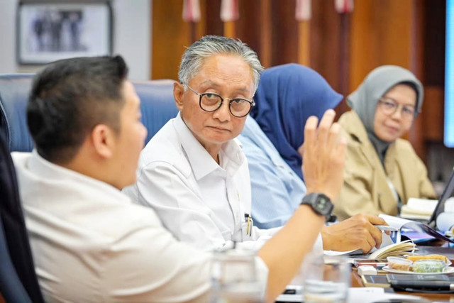 Seskab Teddy Indra Wijaya menerima Menteri PU, Menteri PKP, Kepala BP BUMN, dan Direktur Utama Waskita, Adhi Karya, Wijaya Karya, Nindya Karya, Hutama Karya PP, dan Brantas Abipraya, di Kantor Sekretariat Kabinet, Rabu (7/1/2026). Foto: sekretariat.kabinet/instagram