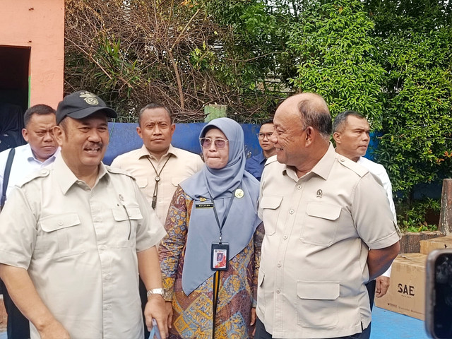 Menteri Bappenas Rachmat Pambudy, Kepala Sekolah SDN Kalibaru 01 Ruliyah, Ketua BGN Dadan Hindayana saat kunjungan BGN di SDN Kalibaru 01, Jakarta Utara, Kamis (8/1/2026). Foto: Ryan Iqbal/kumparan