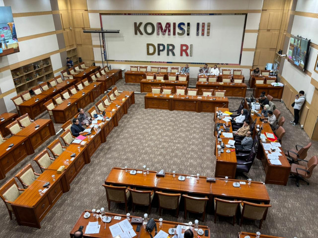 Komisi III DPR RI RDPU bersama Pakar Kriminologi, Adrianus Eliasta Sembiring Meliala dan Pakar Hukum Tata Negara, Muhammad Rullyandi menerima masukan terkait Reformasi Polri, Kejaksaan, dan Pengadilan di DPR, Jakarta, Kamis (8/1/2026). Foto: Abid Raihan/kumparan