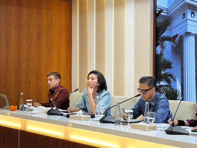 Jubir Kemlu Vahd Nabyl Achmad Mulachela, Jubir Kemlu Yvonne Mewengkang, dan Direktur Infomed Kemlu Hartyo Harkomoyo dalam press briefing di kantor Kementerian Luar Negeri, Jakarta Pusat, Kamis (8/1/2026). Foto: Amira Nada/kumparan