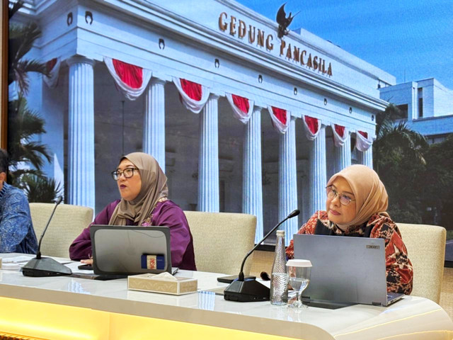Direktur HAM & Migrasi Indah Nuria Savitri, Plt Direktur Pelindungan WNI Heni Hamidah dalam press briefing di kantor Kementerian Luar Negeri, Jakarta Pusat, Kamis (8/1/2026). Foto: Amira Nada/kumparan