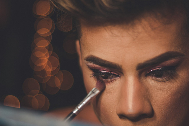 Seorang pria sedang menggunakan make up (Jesus Boscan via Unsplash)