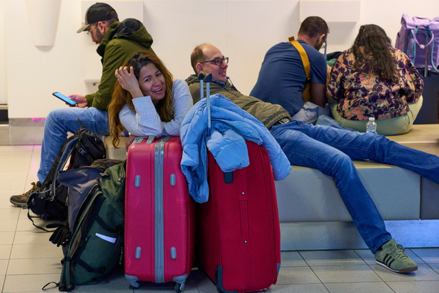 Para pelancong yang telantar menunggu di bandara Schiphol di Amsterdam, Belanda, Rabu, Rabu (7/1/2026). Foto: Peter Dejong/AP Photo