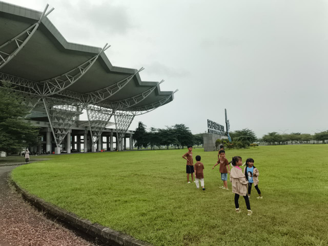 Keluarga Tasipin saat berkumpul, makan-makan dan live tiktok di area parkiran Bandara Internasional Jawa Barat (BIJB) Kertajati, Majalengka, Rabu (7/1/2026). Foto: kumparan