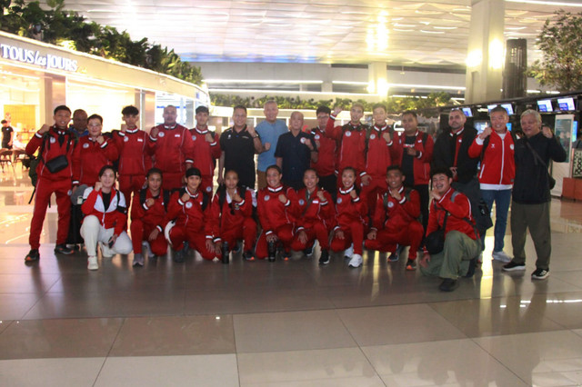 Kontingen PB Pertacami yang terdiri dari tim pelatih, atlet, ofisial, dan wasit melakukan foto bersama para pengurus sebelum keberangkatan ke Luzhou, China, Selasa (6/1/2026). Foto: Pertacami