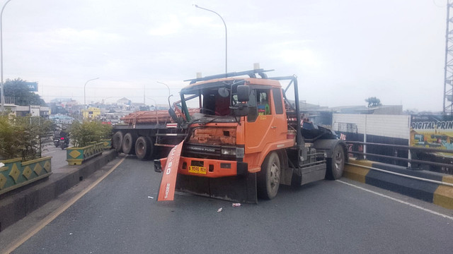 Kecelakaan lalu lintas tunggal yang melibatkan dua truk tronton pengangkut besi terjadi di Flyover Ciputat, Kecamatan Ciputat Timur, Tangerang Selatan, Senin pagi (8/1/2026). Foto: Dok. Polsek Ciputat Timur