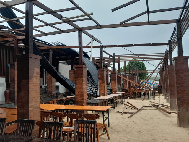 Kondisi atap kafe di Pantai Jimbaran dan Kedonganan Rusak diterjang Angin, Kamis (8/1). Foto: Dok. BPBD Badung