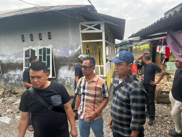 Warga memasuki rumah pelaku yang menembakkan senapan angin di Belawan, Medan, Sumatera Utara, Selasa (6/1/2026). Foto: Dok. Humas Polres Pelabuhan Belawan