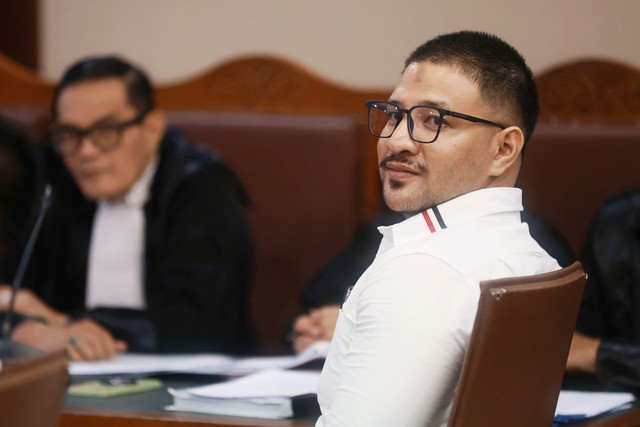 Terdakwa Ammar Zoni senyum saat menjalani sidang terkait penyalahgunaan narkotika di Pengadilan Negeri Jakarta Pusat, Jakarta, Kamis, (8/01/2026). Foto: Agus Apriyanto