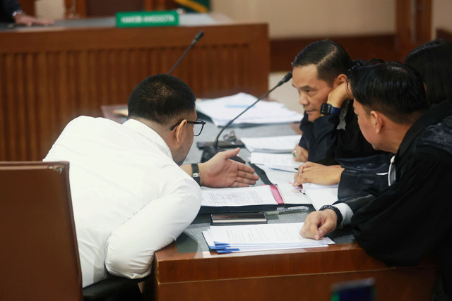 Terdakwa Ammar Zoni berdiskusi dengan pengacara saat menjalani sidang terkait penyalahgunaan narkotika di Pengadilan Negeri Jakarta Pusat, Jakarta, Kamis, (8/01/2026). Foto: Agus Apriyanto