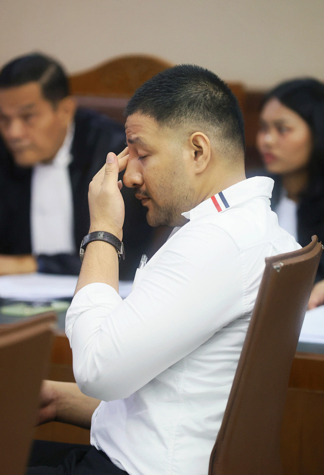Terdakwa Ammar Zoni menggosok matanya saat menjalani sidang terkait penyalahgunaan narkotika di Pengadilan Negeri Jakarta Pusat, Jakarta, Kamis, (8/01/2026). Foto: Agus Apriyanto