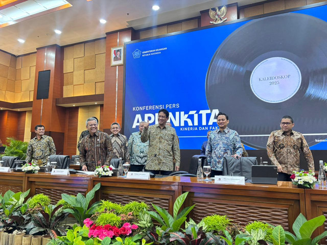 Menteri Keuangan Purbaya Yudhi Sadewa dan jajarannya dalam konferensi pers APBN KiTa di Kantor Kemenkeu, Kamis (8/1/2025). Foto: Ave Airiza Gunanto/kumparan