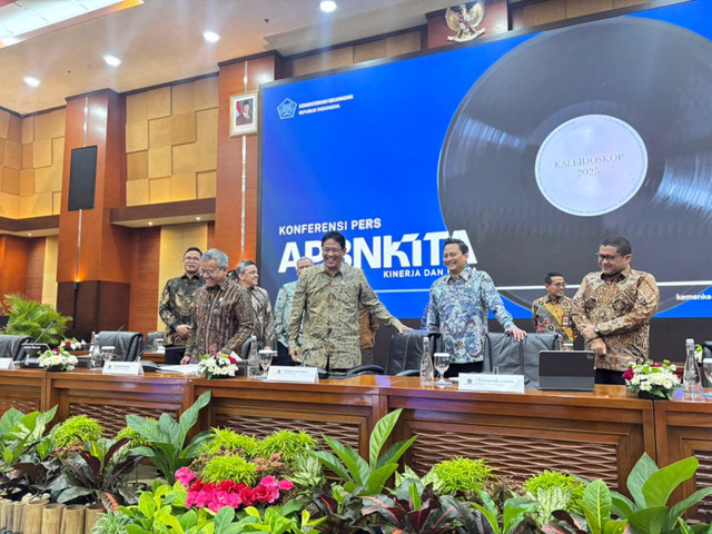 Menteri Keuangan Purbaya Yudhi Sadewa dan jajarannya dalam konferensi pers APBN KiTa di Kantor Kemenkeu, Kamis (8/1/2025). Foto: Ave Airiza Gunanto/kumparan