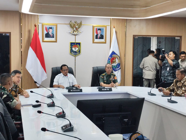 Mendagri sekaligus Ketua Satgas Rehabilitasi Pasca Bencana Sumatera, Tito Karnavian bersama Kasum TNI Letjen TNI Richard Tampubolon menggelar konferensi pers terkait percepatan rehabilitasi bencana Sumatera di Kantor Kemendagri pada Kamis (8/1/2026). Foto: Luthfi Humam/kumparan