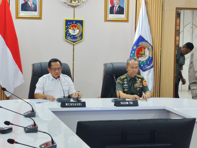 Mendagri sekaligus Ketua Satgas Rehabilitasi Pasca Bencana Sumatera, Tito Karnavian bersama Kasum TNI Letjen TNI Richard Tampubolon menggelar konferensi pers terkait percepatan rehabilitasi bencana Sumatera di Kantor Kemendagri pada Kamis (8/1/2026). Foto: Luthfi Humam/kumparan