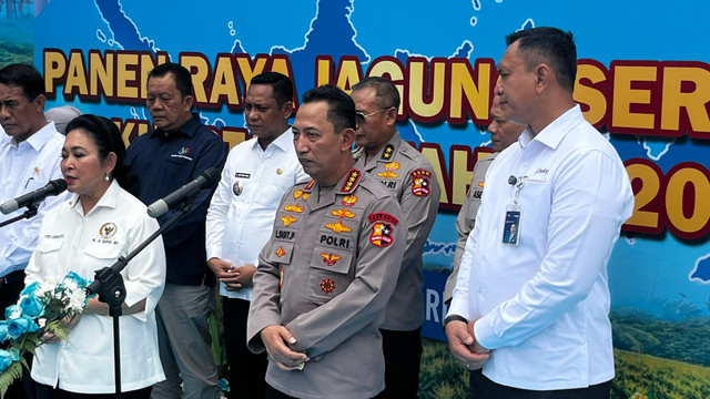 Kapolri Jenderal Lisyto Sigit bersama Ketua DPR RI Komisi 4 Titiek Soeharto, dan Menteri Pertanian Amran Sulaiman di Cikarang, Kabupaten Bekasi, Jawa Barat, Rabu (8/1/2025). Foto: Rayyan Farhansyah/kumparan