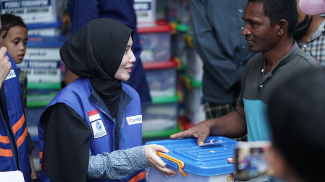Sahrul Gunawan dan Dine Mutiara bersama DT Peduli salurkan bantuan untuk penyintas banjir di Pidie Jaya (Sumber : DT Peduli)
