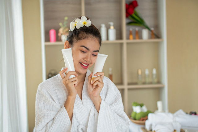 Benarkah Sampo Non SLS Lebih Aman untuk Rambut?. Foto: surachet khamsuk/Shutterstock