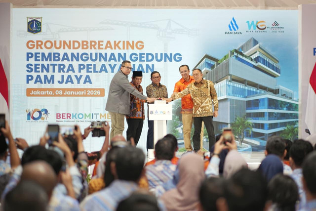 PAM JAYA memulai pembangunan Gedung Sentra Pelayanan yang ditandai dengan acara groundbreaking di kawasan IPA Pejompongan I, Jakarta Pusat, Kamis (8/1/2026). Foto: PAM JAYA