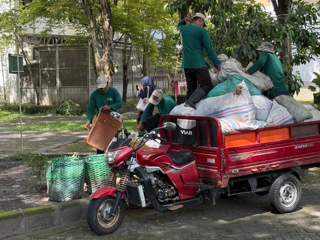 Petugas kebersihan mengangkut sampah-sampah di lingkungan kampus Universitas Muhammadiyah Yogyakarta (UMY), Selasa (6/1). Foto: Pandangan Jogja/Yusuf Hay