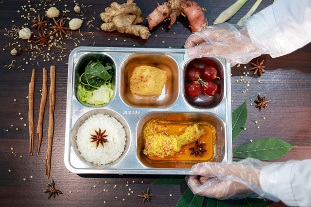 Ahli gizi menyiapkan paket makanan menu kuliner nusantara untuk program Makan Bergizi Gratis (MBG) di Satuan Pelayanan Pemenuhan Gizi (SPPG) Dipan Tanjunganom, Nganjuk, Jawa Timur, Kamis (8/1/2026). Foto: Muhammad Mada/ANTARA FOTO