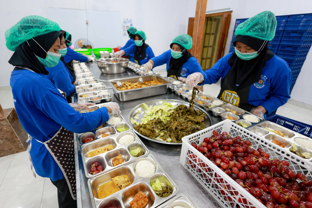 Sejumlah pekerja menyiapkan paket makanan untuk program makan bergizi gratis (MBG) di dapur Satuan Pelayanan Pemenuhan Gizi (SPPG) Dipan Tanjunganom, Nganjuk, Jawa Timur, Kamis (8/1/2026). Foto: Muhammad Mada/ANTARA FOTO