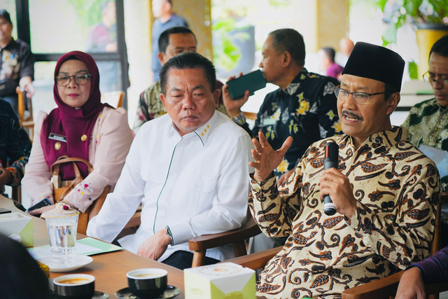 Mensos Saifullah Yusuf (Gus Ipul) saat audiensi bersama Bupati Kapuas, Bupati Kampar, DPRD Kotabaru, dan DPRD Babel di kantor Kemensos, Kamis (8/1/2026). Foto: Kemensos RI