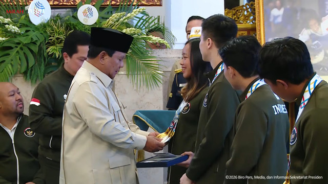 Presiden Prabowo berikan penghargaan kepada atlet SEA Games Ke-33 Thailand di Istana Negara, Kamis (8/1/2025). Foto: YouTube/ Sekretariat Presiden
