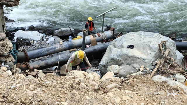 Pekerja memperbaiki pipa air bersih yang terdampak banjir bandang di Provinsi Sumatera Barat. Antara/HO-Humas Hutama Karya