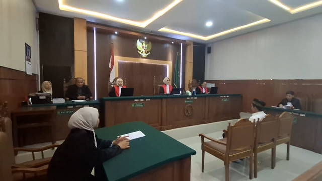 Darwanto, seorang petani warga Dusun Gemuruh, Desa Tawangrejo, Kecamatan Gemarang, Kabupaten Madiun, menjalani persidangan usai memelihara Landak Jawa, Kamis (8/1/2026). Foto: Dok. Istimewa