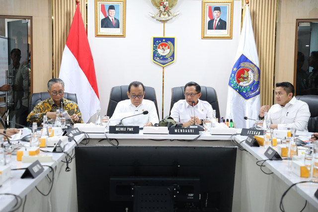 Mendagri Tito Karnavian menggelar pertemuan Satuan Tugas (Satgas) Percepatan Rehabilitasi dan Rekonstruksi Pascabencana Sumatera di Kemendagri, Kamis (8/1/2026). Foto: Kemendagri RI