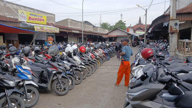 Suasana parkiran di luar Stasiun Cikarang, Jalan Yos Sudarso, Karang Asih, Cikarang Utara. Foto: kumparan