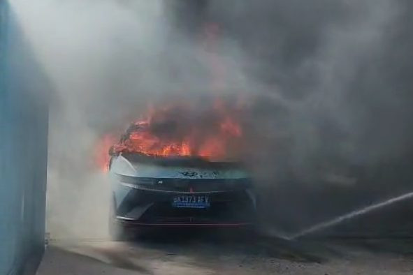 Proses pemadaman mobil listrik Hyundai IONIQ 5 N di Medan. Foto: Damkar Kota Medan