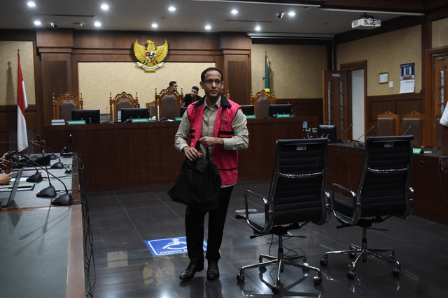 Terdakwa kasus dugaan korupsi pengadaan laptop Chromebook Nadiem Makarim berjalan meninggalkan ruangan usai mengikuti sidang lanjutan dengan agenda tanggapan JPU atas eksepsi terdakwa di Pengadilan Tipikor, Jakarta, Kamis (8/1). Foto: Indrianto Eko Suwarso/ANTARA FOTO