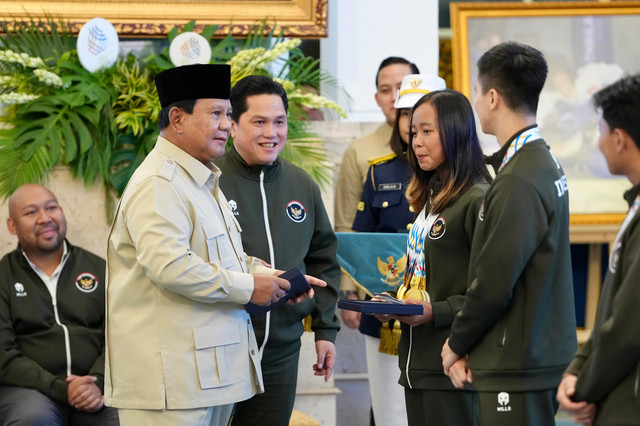 Presiden Prabowo Subianto (kedua dari kiri) dan Menpora Erick Thohir (ketiga dari kiri) saat menyerahkan bonus untuk atlet berprestasi pada ajang SEA Games 2025. Foto: Dok. Istimewa
