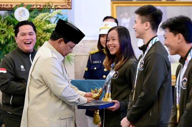 Presiden Prabowo Subianto menghitung medali yang diraih atlet triathlon Martina Ayu Pratiwi (ketiga kanan) saat menyerahkan bonus kepada atlet peraih medali pada SEA Games Thailand di Istana Negara, Jakarta, Kamis (8/1/2025). Foto: Instagram/ @sekretariat.kabinet
