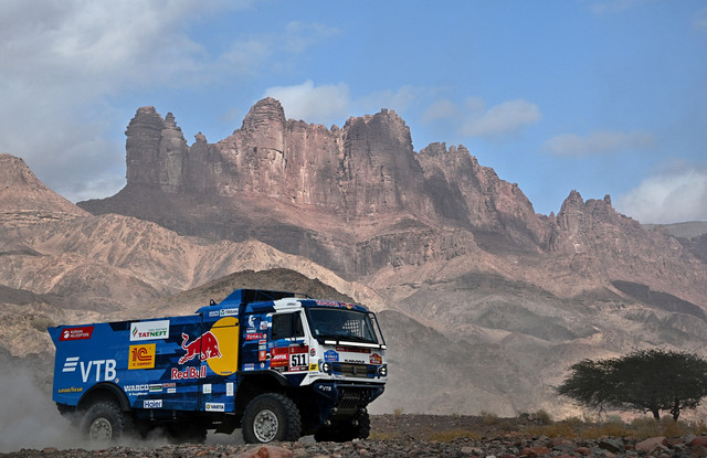 Tim KAMAZ-master yang beranggotakan pengemudi Rusia Andrey Karginov, Andrey Mokeev, dan Ivan Malkov berkompetisi dengan truk Kamaz mereka selama etape ketiga Reli Silk Way 2019 dari Ulan-Ude ke Ulaanbaatar pada 9 Juli 2019. Foto: Damien MEYER / AFP