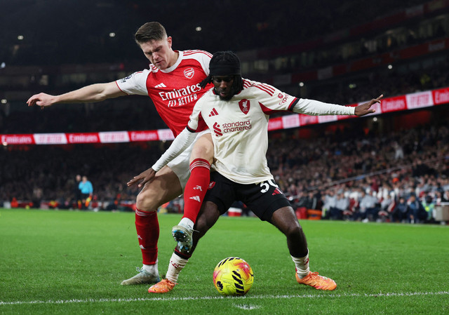 Duel Viktor Gyokeres dan Jeremie Frimpong saat Arsenal vs Liverpool dalam laga pekan ke-21 Liga Inggris 2025/26 di Stadion Emirates, Jumat (9/1) dini hari WIB. Foto: Action Images via Reuters/Paul Child
