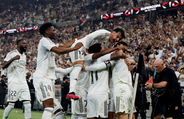 Selebrasi pemain Real Madrid saat melawan Atletico dalam semifinal Piala Super Spanyol 2026 di King Abdullah Sports City Stadium, Jeddah, Arab Saudi, pada Jumat (9/1) dini hari WIB. Foto: REUTERS/Vincent West