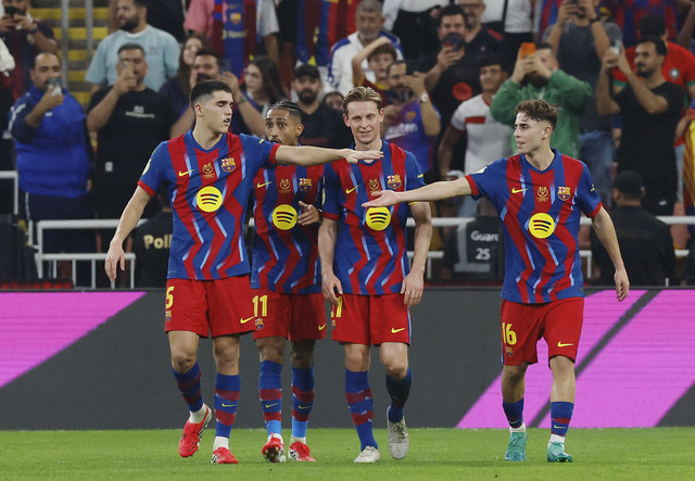 Selebrasi pemain Barcelona saat melawan Athletic Bilbao dalam semifinal Piala Super Spanyol 2026 di King Abdullah Sports City Stadium, Jeddah, Arab Saudi, pada Kamis (8/1) dini hari WIB. Foto: REUTERS/Vincent West