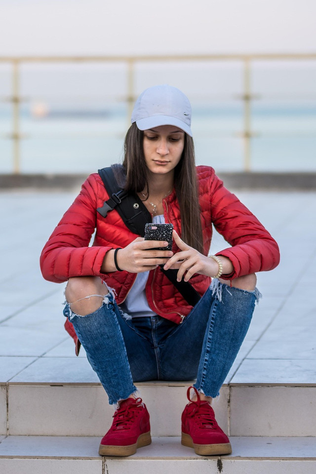 Ilustrasi Remaja Gaul Sedang Bermain HP. Sumber: pixabay.com