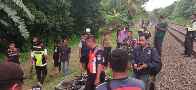 Lansia berhasil selamat dari tabrakan kereta api di Kulon Progo namun sepeda motor hancur tak bisa diselamatkan. Foto: Dok. Polres Kulon Progo