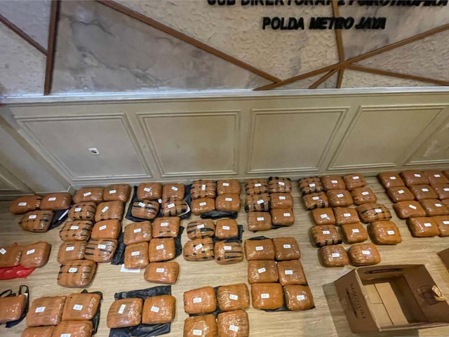 Polisi menunjukkan barang bukti kasus peredaran 83 kg ganja di Bekasi. Foto: Dok. Istimewa
