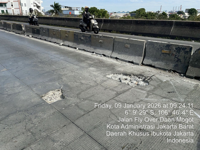 Kondisi jalan berlubang di Flyover Pesing, Jakarta Barat, Jumat (9/1). Foto: Dok. Satgas Bina Marga